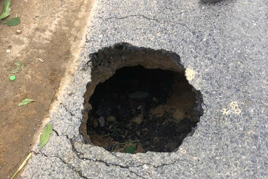 Xuất hiện hố sụt lún nguy hiểm trên Quốc lộ 49