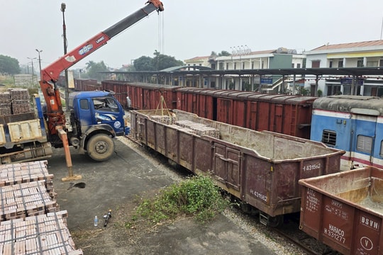 Ngành Đường sắt vận chuyển miễn phí 1 triệu viên gạch phục vụ xây dựng nhà ở cho người dân