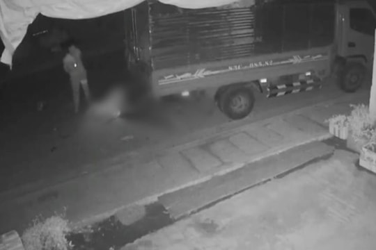 Tông vào ô tô đang đậu, 3 người đi chung 1 xe máy tử vong