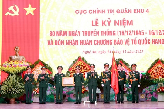 Cục Chính trị Quân khu 4 đón nhận Huân chương Bảo vệ Tổ quốc hạng Nhất