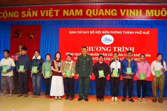 Trao 260 suất quà hỗ trợ nhân dân biên giới