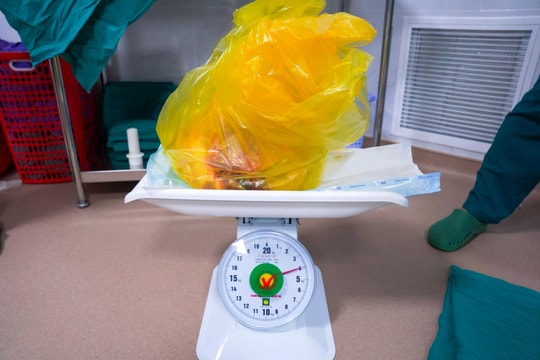 Phẫu thuật khối u xơ tử cung nặng 4kg cho bệnh nhân Campuchia