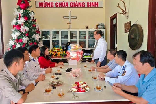 Vùng Cảnh sát biển 2 thăm đồng bào dân tộc, tôn giáo tỉnh Quảng Ngãi