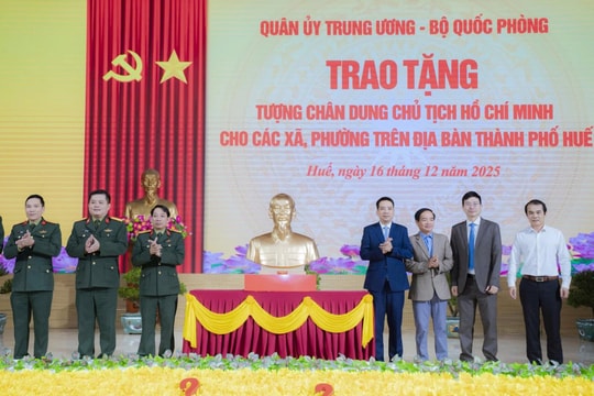 Trao tặng tượng chân dung Bác Hồ cho 40 xã, phường ở TP Huế