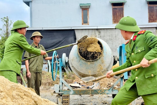 Công an TP Huế hỗ trợ xây nhà cho các hộ dân bị sập