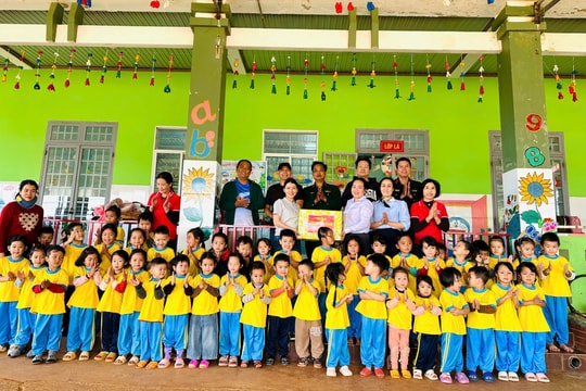 Trung đoàn 726 trao kinh phí xóa nhà tạm nhà dột nát