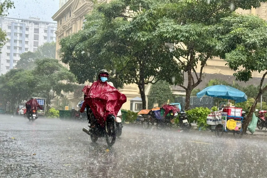 Mưa dông gia tăng từ Hà Tĩnh đến Đắk Lắk, biển động mạnh