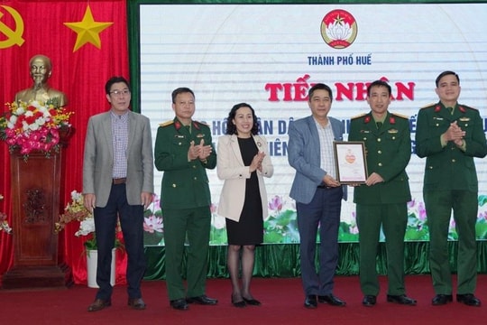Quân đội trao 1.000 suất quà hỗ trợ người dân Huế