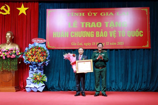 Bí thư Tỉnh ủy Gia Lai nhận Huân chương Bảo vệ Tổ quốc hạng Ba