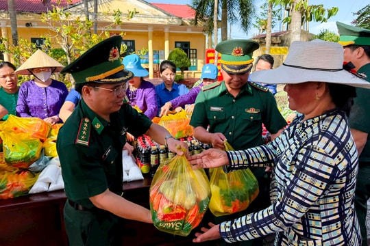 Mô hình “phiên chợ đặc biệt” trao tặng 100 phần quà cho người nghèo