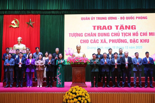 Quảng Ninh trao tặng tượng chân dung Chủ tịch Hồ Chí Minh cho các xã, phường, đặc khu
