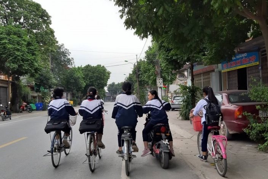 Đi xe đạp dàn hàng ngang: Tiềm ẩn nguy cơ đối với trật tự, an toàn giao thông