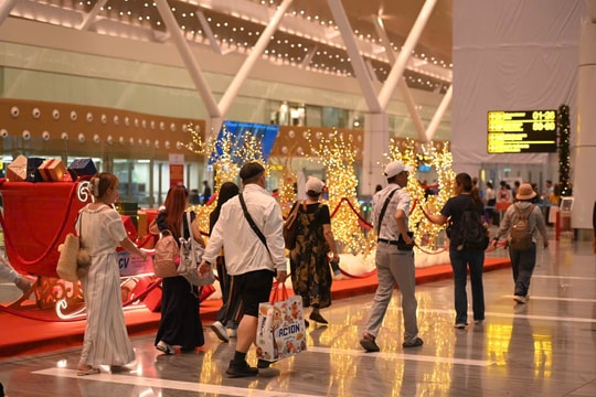 Nhà ga hiện đại nhất Việt Nam rực rỡ trong mùa Noel
