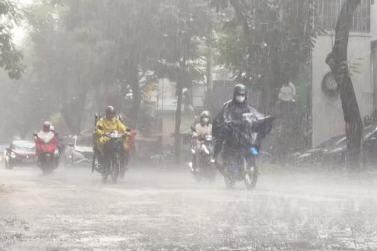 Cảnh báo mưa lớn cục bộ ở miền Trung - Tây Nguyên, biển động mạnh