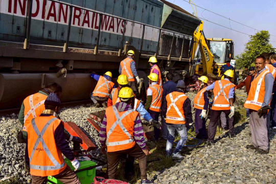 Tàu hỏa tông chết 7 con voi