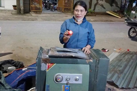 Phát hiện vàng trong đống phế liệu, người phụ nữ báo công an để trả lại