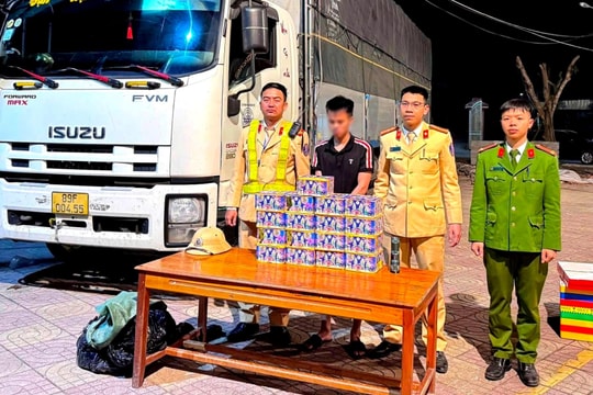 Dừng xe tải phát hiện số lượng lớn pháo nổ