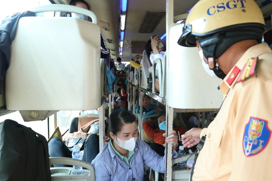 Xe khách chở quá số người quy định: Thực trạng và yêu cầu bảo đảm an toàn giao thông dịp cao điểm