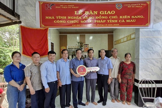 Học viện Tư pháp trao nhà tình nghĩa cho công chức khó khăn
