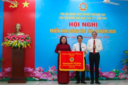 TAND khu vực 12-Cần Thơ nhận Cờ thi đua Tòa án nhân dân
