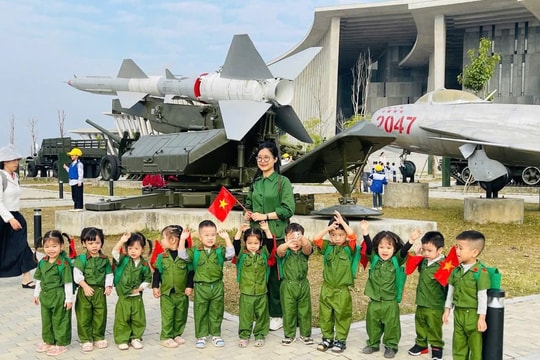 Hà Nội: Âm vang truyền thống ngày 22/12 trong trường học