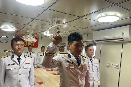 Thiêng liêng Lễ kết nạp Đảng viên mới giữa trùng khơi