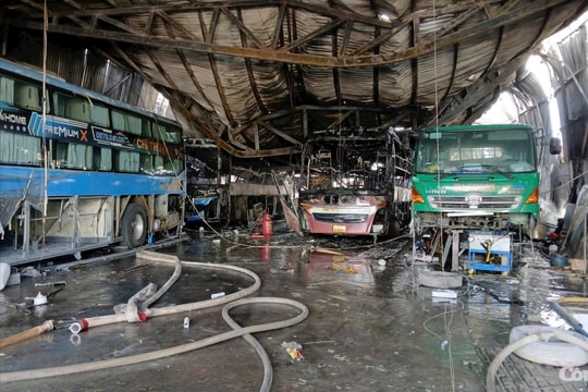 Clip hiện trường cháy nhiều xe giường nằm và xe tải ở garage