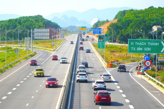 Quay đầu xe trên cao tốc: Cần được xử lý nghiêm để răn đe