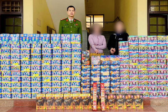 Bắt quả tang hai đối tượng buôn bán hơn 3 tạ pháo nổ