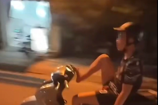 Rủi ro giao thông từ việc buông hai tay khi lái xe