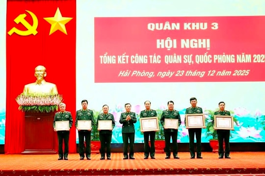 Trao Bằng khen của Thủ tướng Chính phủ cho lãnh đạo Quân khu 3