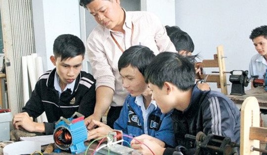 Đề xuất tôn vinh giáo viên dạy nghề gắn đào tạo với doanh nghiệp
