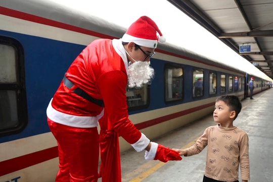 Hành khách thích thú khi ông già Noel mang quà lên tàu dịp Giáng sinh