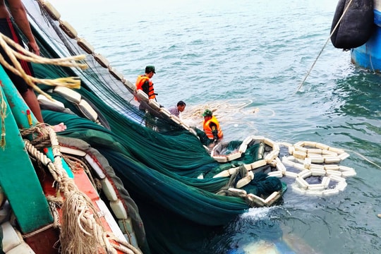 Kịp thời hỗ trợ cứu vớt tàu cá và nhiều ngư dân bị chìm trên biển