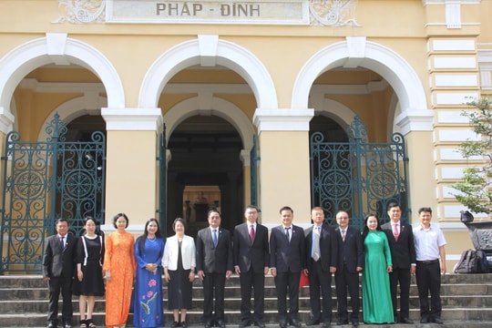 Đoàn đại biểu TAND cấp cao Thượng Hải (Trung Quốc) đến thăm và làm việc với TAND TP.HCM