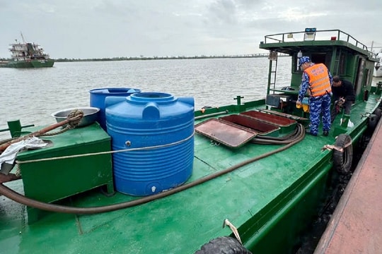 Tạm giữ tàu chở 10.000 lít dầu DO không rõ nguồn gốc