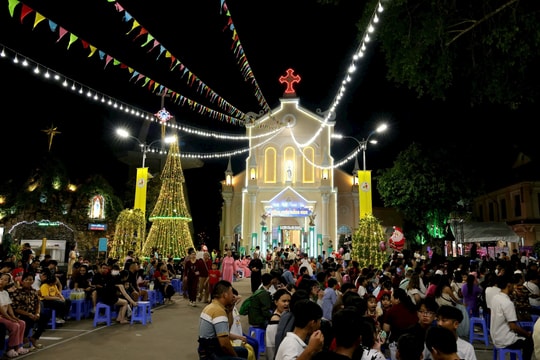 Mùa Noel lan tỏa yêu thương trên đất Tây Đô