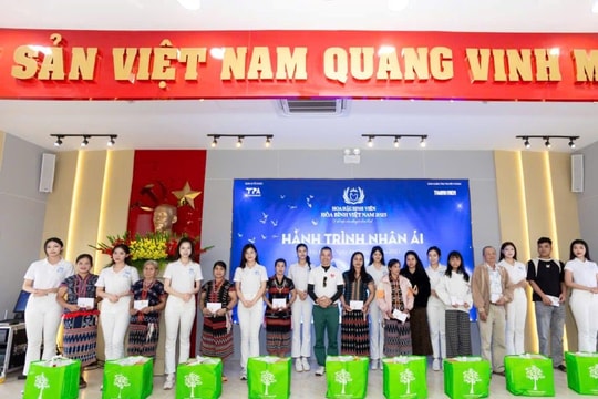 Hoa hậu Sinh viên Hòa bình Việt Nam trao hơn 300 phần quà cho hộ nghèo tại Đà Nẵng