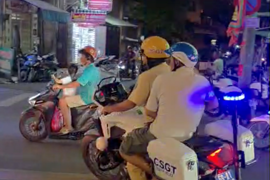 Thiếu tá CSGT lái xe đặc chủng đưa bé gái đến bệnh viện cấp cứu kịp thời