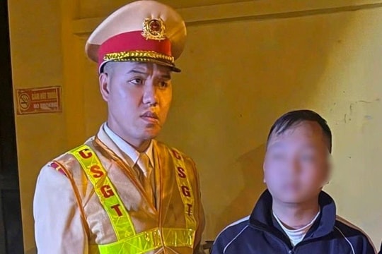 Đi xe không mũ bảo hiểm… còn mang theo ma túy