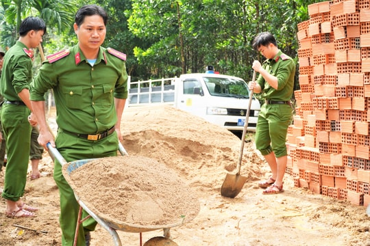 Công an Quảng Ngãi "thần tốc" giúp dân dựng nhà