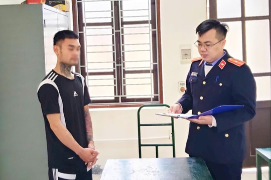 Phát hiện ma túy từ việc kiểm tra đối tượng ngồi trên xe máy bên đường