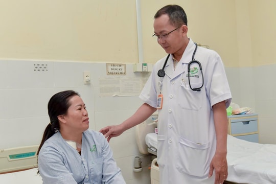 Ống truyền hóa chất mắc trong tim người phụ nữ