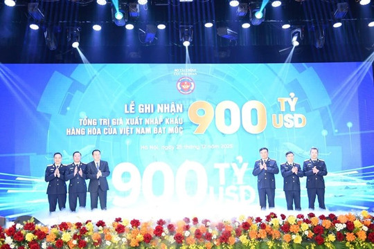 Việt Nam cán mốc 900 tỷ USD xuất nhập khẩu