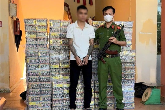 Dùng xe bán tải vận chuyển hơn 3 tạ pháo lậu