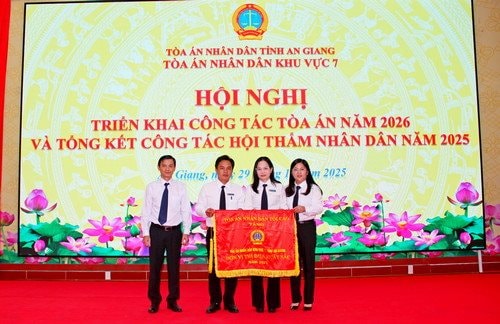 TAND khu vực 7 - An Giang nhận Cờ thi đua Tòa án nhân dân