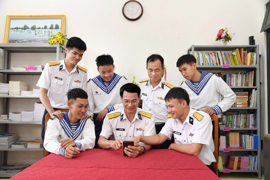 Nâng cao kỹ năng số cho cán bộ, chiến sĩ qua phong trào 'Bình dân học vụ số'
