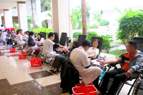 Gần 2.700 cán bộ, viên chức, người lao động tham gia hiến máu