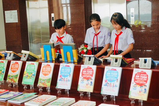 TP. Hồ Chí Minh: Hơn 10.600 bản sách lý luận, chính trị được trao cho 38 xã, phường