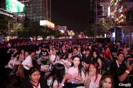 Biển người vây kín trung tâm TP.HCM trước giờ bắn pháo hoa